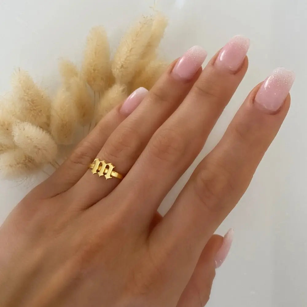 Bague initiale minimaliste