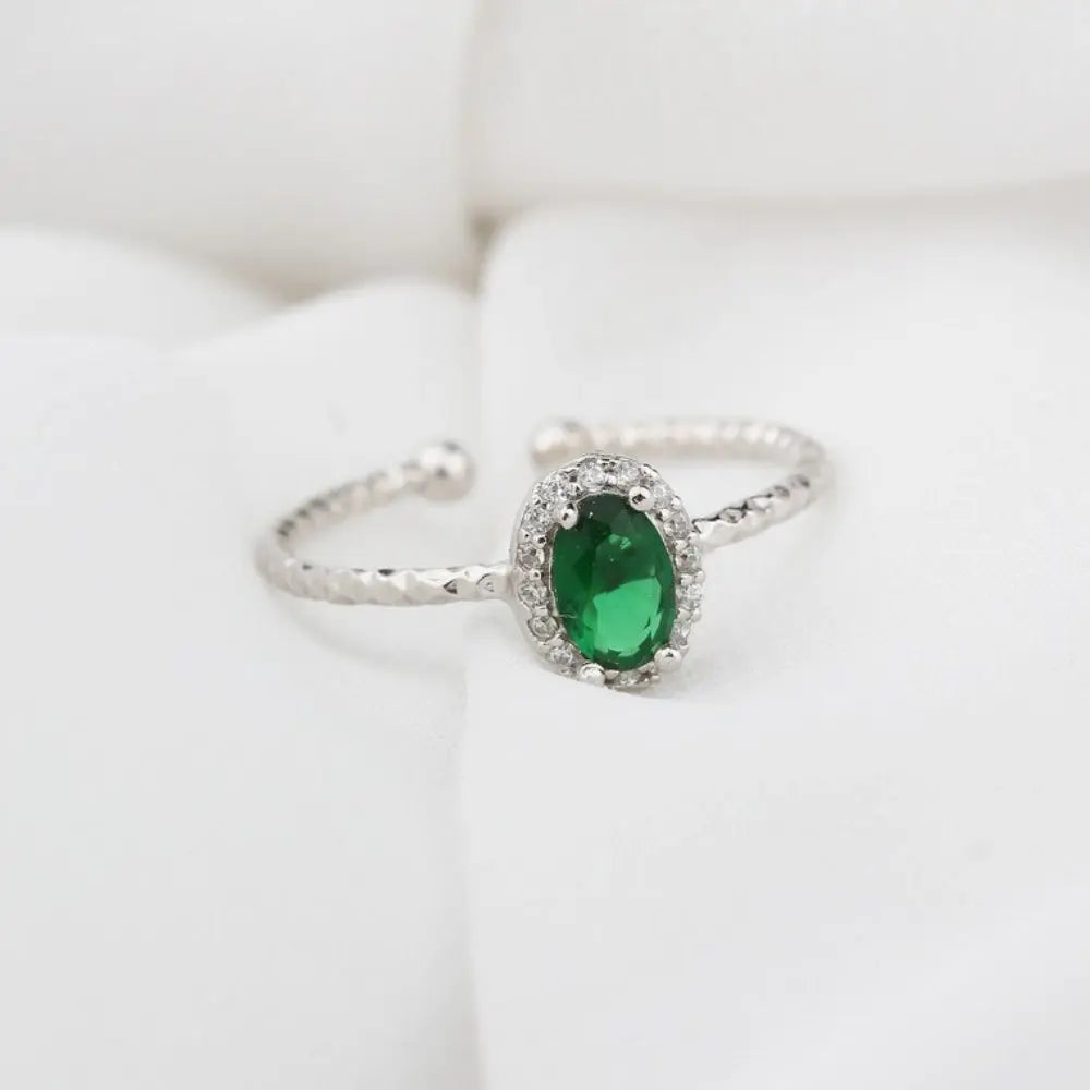 Bague avec pierre ovale