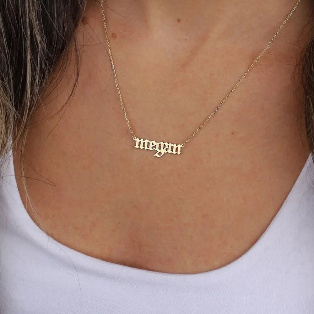 Collier nom en lettres anglaises