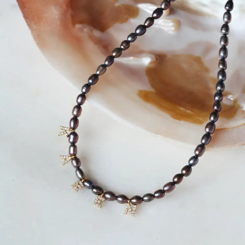 Collier perles noires prénom